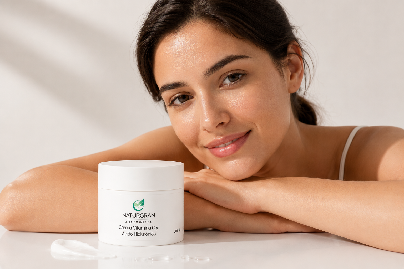 Crema con ácido hialurónico y vitamina C para hidratación facial diaria